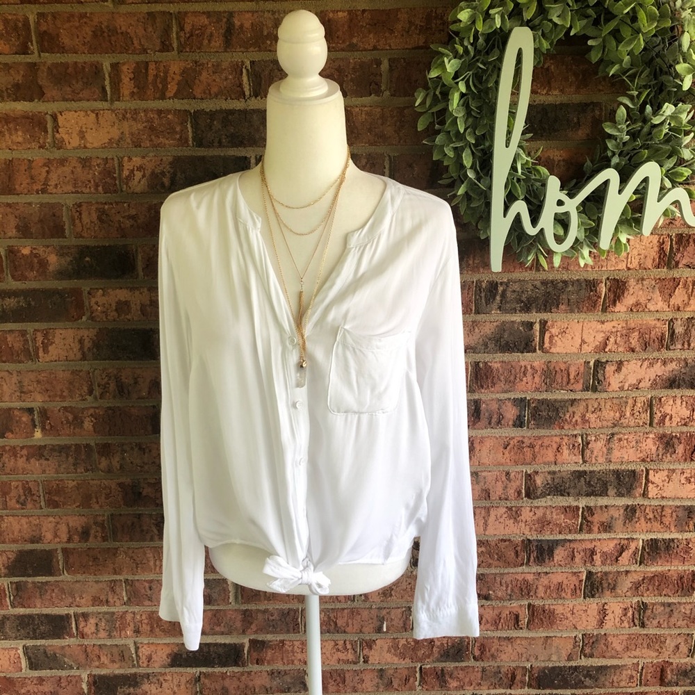 ✨5/$15 { ANA } White Tie Front Top